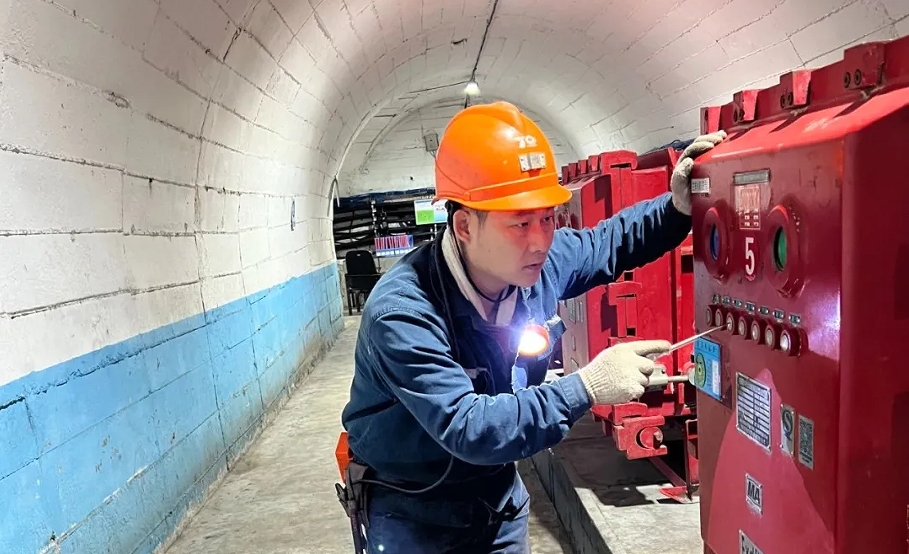 王相玉 公司优秀共产党员标兵、荣华一矿机电区区长